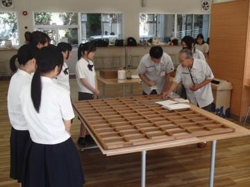 障子張りを指導する梅岡先生