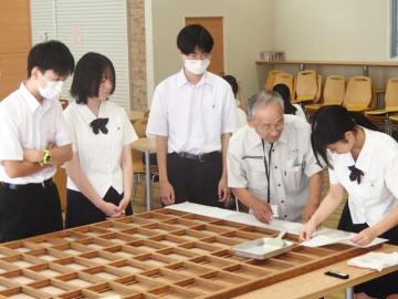 障子張りをする生徒の様子1