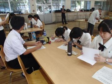 意見交換しながらワークシートに取り組む生徒の様子