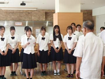 閉会の挨拶をする生徒の様子