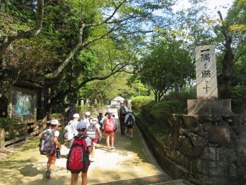 一隅を照らす　石碑が迎えてくれます