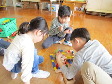 積み木遊びをしている様子