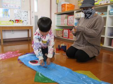 こいのぼりをつくる様子