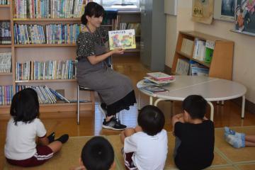 読み聞かせしている様子