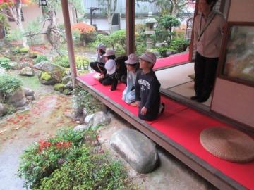 庭を縁側から眺める子供たちの様子