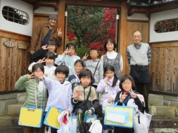 全員で集合写真を撮っている様子