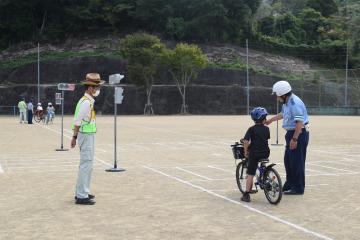 一旦止まって左右を確認します