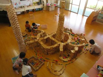 積み木の街を作っている様子