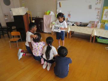 園児が夏休みの思い出を話している様子