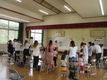 室内で親子が英語遊びをする様子