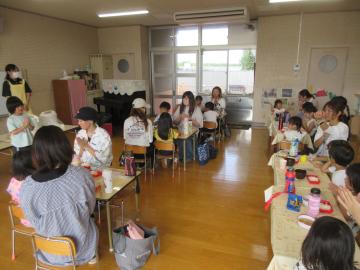 室内で親子で給食を食べる様子