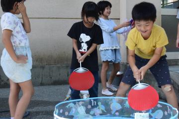 うちわで扇いでいます