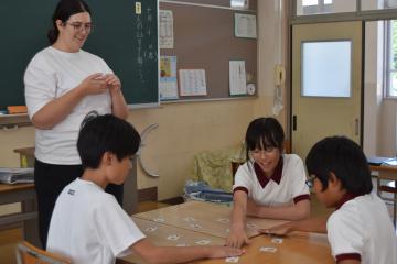 カードゲームを楽しんでいます