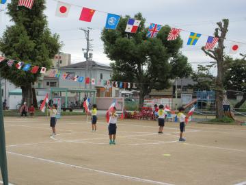 園庭でカラーガード遊びをする園児たちの様子