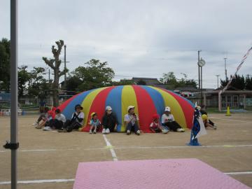 園庭でパラバルーンが山になっている様子