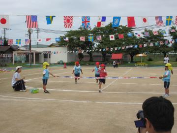 園庭でかけっこをする園児たちの様子