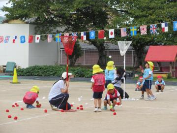 園庭で玉入れをする園児たちの様子