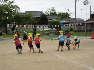 園庭で短縄綱引きをする園児たちの様子