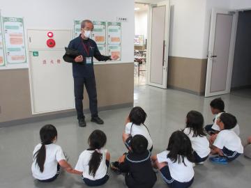 館内でリサイクルについて職員の方から話を聞く園児たちの様子