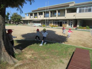 園庭でだるまさんを転んだをしている園児たちの様子