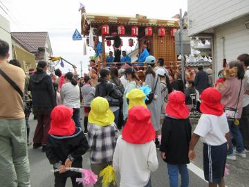路上でだんじりを見ている園児たちの様子
