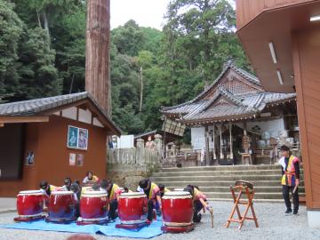 和太鼓演奏前に構えています