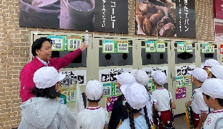 説明を聴くようす