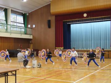 3年生4年生の傘踊りの練習風景