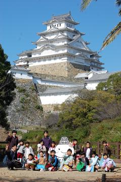 お城の見える場所での集合写真です