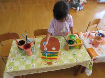 ドングリを画用紙で作っている様子