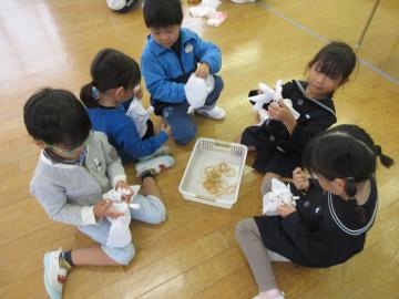 ナフキンを輪ゴムでいくつもくくっている