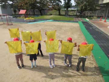 黄色のナフキンを持っている