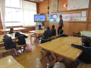 ランチルームで給食の話をきいている