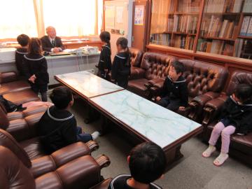 校長室に座っている