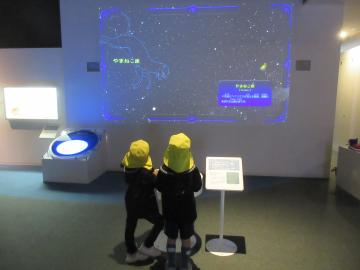 星のモニターを見ている