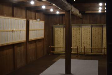 奥に河野鉄兜さんの屏風が置かれています