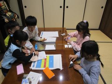 子どもたちが「茶の間」でくつろいでいます