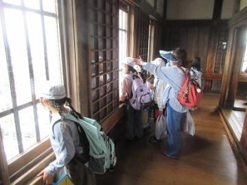 子どもたちが天守閣の中で記念撮影しています