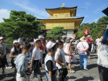 子供たちが金閣舎利殿を背景に写真を撮っています