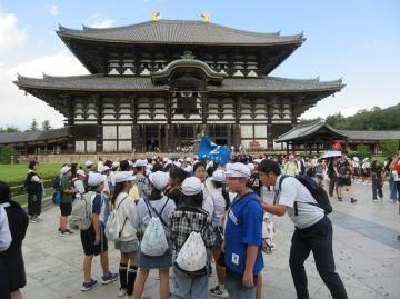 子供たちが東大寺大仏殿に向かって歩いています