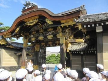 子どもたちが、金装飾で鮮やかな二条城に入るときの写真です