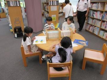 本を読む子供たち