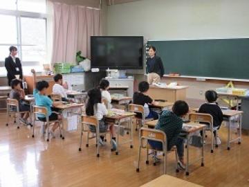 教室内で1年生の子供たちが学習している様子