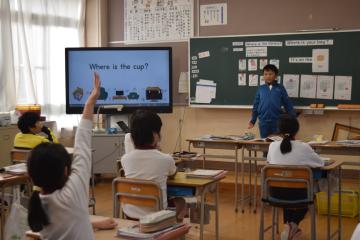 5年生が発表の手を挙げています