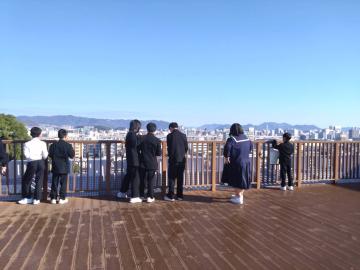 景色を眺める生徒の様子
