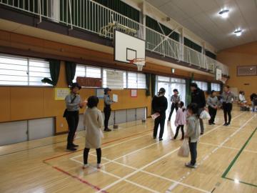 子供たちがモルックをしています
