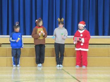 生徒4名が体育館の壇上前に立ち司会進行をする様子