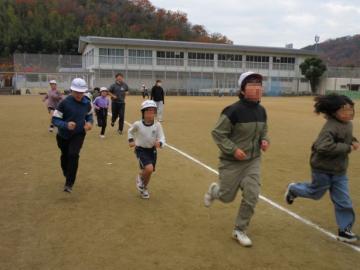 子供たちが運動場を走る様子1