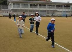 子供たちが運動場を走る様子2
