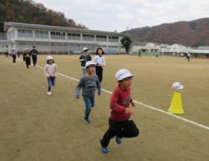 子供たちが運動場を走る様子3